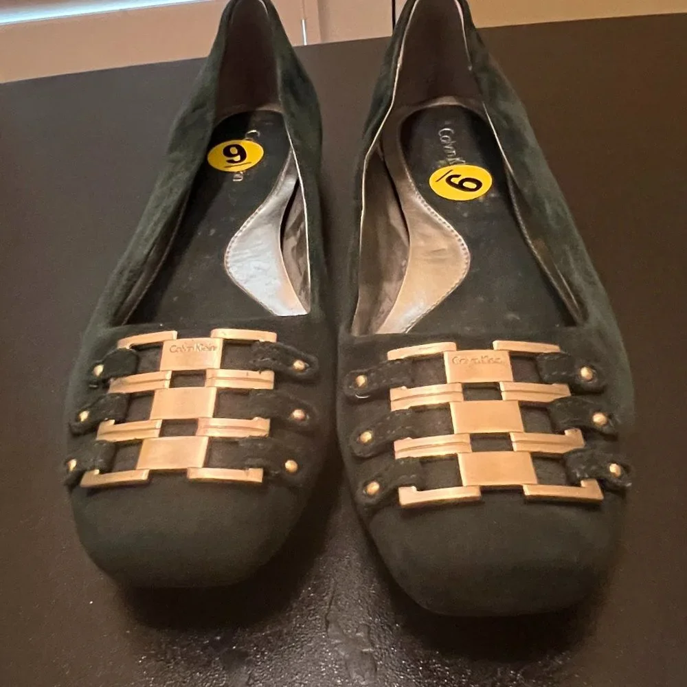 Calvin Klein size 9.5 green suede flats